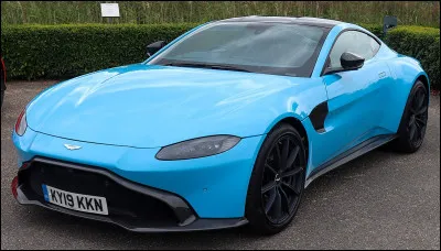 Quel est ce mod&egrave;le de grand tourisme produit par Aston Martin depuis 2005 ?