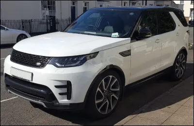 Quel est ce mod&egrave;le tout-terrain de luxe produit par Land-Rover depuis 1989 ?