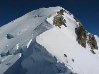 Quelle est la hauteur du Mont Blanc environ ?