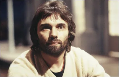 Qui est ce chanteur, auteur de la chanson ''Le joueur d'accordéon'' ?