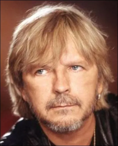 "Dans mon "HLM", Renaud décrit un jeune cadre dynamique "costard en alpaga, celui qui a payé 20..... son deux-pièces-plus-loggia". Combien coûtait le deux-pièces ? (n'oubliez pas la rime)