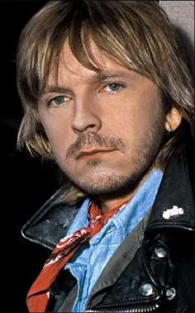 Dans la chanson "Loulou", complétez : "Tu cherches ..... Rien qu'ça ! T'as l'moral ! Pour racheter un lot de blue-jeans délavés". Que cherche-t-il ?