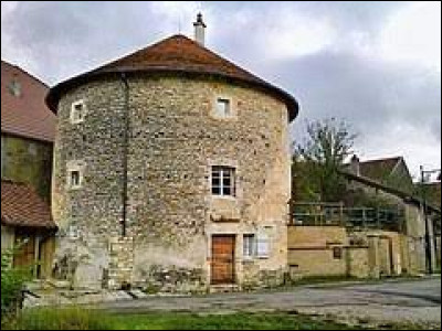 Notre première balade de la semaine commence en Bourgogne-Franche-Comté, à Aroz. Village de l'aire d'attraction Vésulienne, il se situe dans le département ...