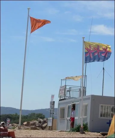 Le drapeau orange sur la plage indique que la baignade :