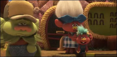 Pourquoi la mère du garçon lui bouche-t-elle les oreilles ?