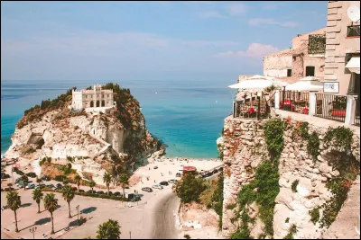 Tropéa : c'est une ville italienne dans une région séparée de la Sicile par le détroit de Messine :