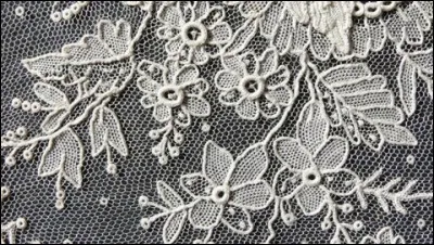 Dans quelle ville du littoral s'est développée la spécialité de la dentelle ?