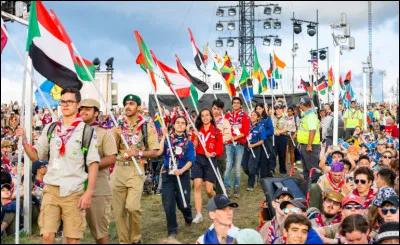 ''Qui peut faire de la voile sans vent...'' est un chant scout, souvent interprété lors de rassemblements. Quel est le nom de ces rassemblements ?