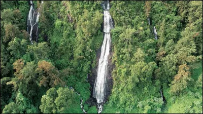 Sur quelle île française peut-on voir cette chute d'eau, appellée ''Le Voile de la Mariée'' ?