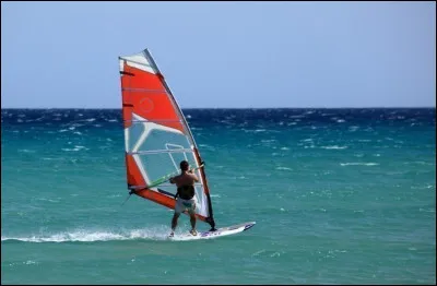 Quel nom donne-t-on à un pratiquant de planche à voile ?