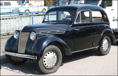 Quelle est cette berline compacte produite par Renault de 1939 à 1947 ?
