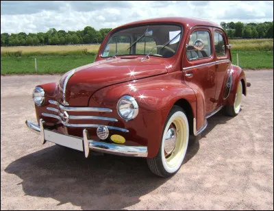 Quelle est cette petite berline populaire, la première voiture française accessible au plus grand nombre, produite par Renault de 1947 à 1961 ?