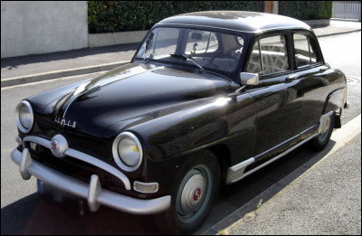 Quelle est cette berline familiale fabriquée de 1951 à 1963 par Simca ?