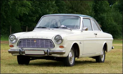 Quelle est cette berline 2 portes, première Ford à traction avant, produite de 1962 à 1966 ?