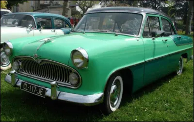 Quel est ce modèle phare du genre Vedette V8 qui se distingue par sa carrosserie deux tons et ses pneus à flancs blancs, une production Simca de 1954 à 1957 ?