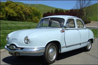 Quelle est cette berline à carrosserie en aluminium produite par Panhard de 1954 à 1959 ?