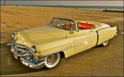 Quel est ce luxueux cabriolet 6 places, une série limitée richement équipée, produit par Cadillac de 1953 à 1954 ?
