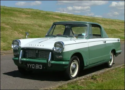 Quel est cet élégant coupé bicolore produit par Triumph de 1959 à 1971 ?