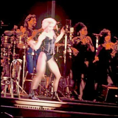 Madonna est une chanteuse à la réputation sulfureuse. Que fait-elle lors de son concert à Paris en 1987 ?