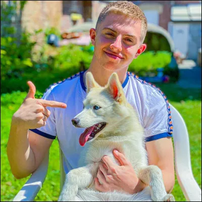 Comment s'appelle la chienne de Michou ?