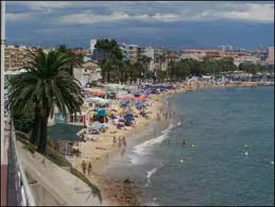 Malheureusement, la famille Joffo doit à nouveau se séparer. Joseph et son grand frère Maurice vont se cacher dans un camp pour la jeunesse, appelé "Moisson Nouvelle".
La ville est située entre Cannes et Antibes et son code postal est 06220, c'est donc...