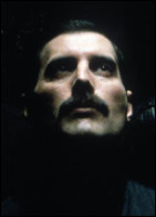 Le tube très rock "One vision" a servi pour la BO du film "Aigle de fer" sorti en 1985 et se classera 5e en Irlande et 7e au Royaume-Uni. Est-il de Freddie Mercury ?