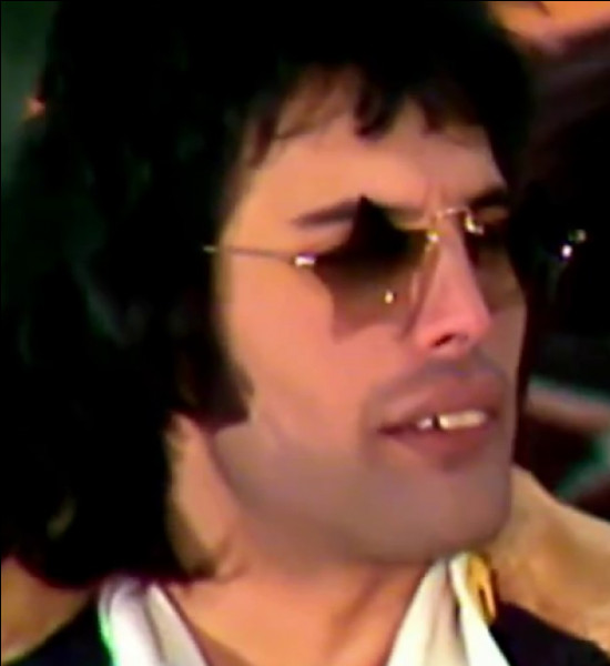 Hymne viril à la rythmique lourde et mémorable, taillé pour les stades, "We will rock you" fut le 1er n° 1 des ventes en France en 1978. A-t-il été écrit par Freddie Mercury ?