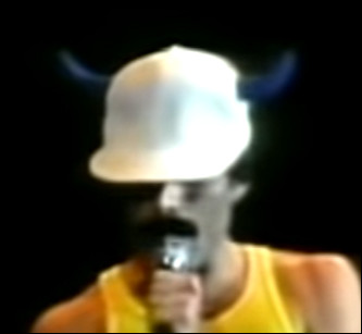 Le tube disco "Another one Bites the dust" (1980) fut l'une des chansons les plus marquantes du groupe Queen car il collectionna lui aussi les 1ères places des hit-parades de la planète (n° 1 aux Etats-Unis, au Canada, 2e en Nouvelle-Zélande, 7e au Royaume-Uni...) et qui l'orientera vers des sons plus funky dans l'album suivant, Hot Space. Fut-il écrit par Freddie Mercury ?