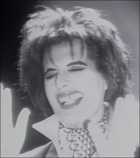 "The Show must go on" restera le testament de Freddie Mercury puisque cette chanson sortira en single (n° 2 en France) après sa mort survenue le 24 novembre 1991... Le show doit continuer, une parole prophétique tant l'héritage de Queen et la mémoire de Freddie Mercury feront long feu, toujours 30 ans après... L'a-t-il composé ?