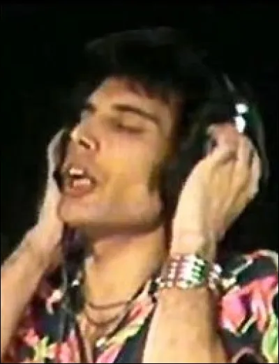 La chanson "Somebody to love" est le grand morceau de l'album A day at the Races sorti en 1976, ce morceau aux accents gospel sera 1ère aux Pays-Bas et 2e au Royaume-Uni... A-t-elle été écrite par Freddie Mercury ?