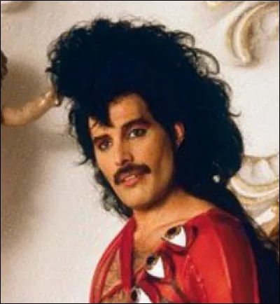 Le morceau "It's a hard life", sorti en 1984 après "Radio Gaga" et "I want to break free" arbore un clip fantasmagorique. Terminant 6e dans les charts britanniques, par qui a-t-elle été écrite ?