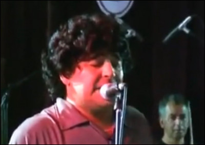 Maradona ne s'est jamais fait chanteur, mais il a, un jour, entonné avec difficulté un titre de Rodrigo. 
De quel titre s'agit-il ?