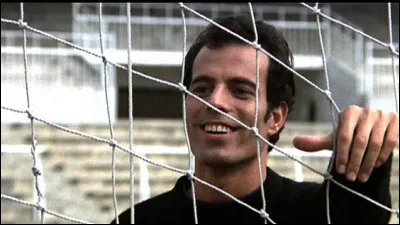 À quatorze ans, il devient gardien de but chez les jeunes du Real Madrid Club de Fútbol, mais une série d'accidents a brisé sa carrière professionnelle. Il s'agit de :