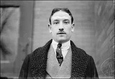 André Perchicot, dit Perchicot, né à Bayonne (Pyrénées-Atlantiques) le 9 août 1888, mort dans cette ville le 3 mai 1950, est devenu chanteur. 
Quel sport exerçait-il ?