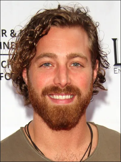 Jonathan Roy (né le 15 mars 1989 à Pointe-Claire au Québec, Canada) est un chanteur québécois. Il a également joué au comme gardien de but, au niveau junior. De quelle discipline ?