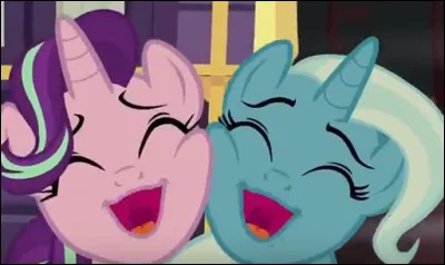 Un voyage vous lie d'amitié, c'est certain ! Que font ces deux amies ?