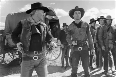 Dans "La Rivière rouge" (Red River), Tom Dunson (John Wayne) a construit un empire du bétail et veut conduire son troupeau de dix mille bêtes pour le vendre dans le Missouri. C'est un film de ...