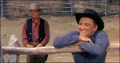 Dans "L'homme qui n'a pas d'étoile" (1955), Dempsey Rae (Kirk Douglas) est embauché au ranch Le Triangle ; le propriétaire du ranch voisin décide de clôturer ses terres de fil barbelé. De qui est ce film ?
