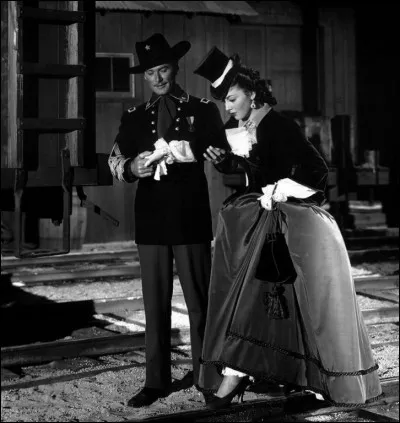 Qui est le réalisateur de "La charge fantastique" (1941), avec Errol Flynn (dans le rôle complètement idéalisé de Custer) et Olivia de Havilland ?