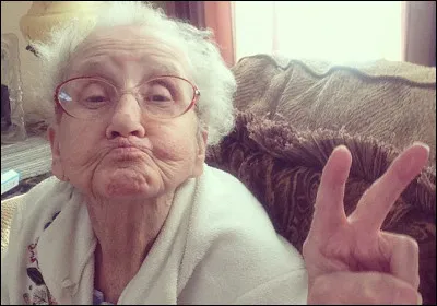 Tu marches sur un trottoir serr&eacute; et en face de toi une petite mamie avec son sac arrive.Que fais-tu ?