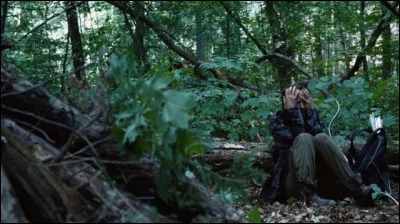 Qui Katniss retrouve-t-elle sous les rochers ?