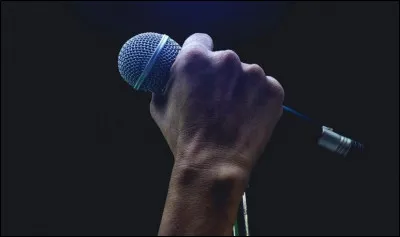 Qui est l'auteur-compositeur et interprète britannique de la chanson ''Fragile '' ?