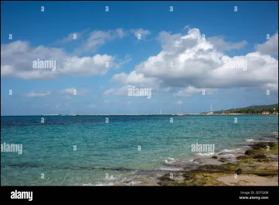 L'île de Sainte-Croix (60000 habitants) est l'île la plus peuplée de cet archipel qui comprend aussi l'île de Saint-Thomas; c'est l'archipel des :