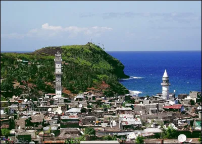 Anjouan est une île volcanique de 327000 habitants, dans l'archipel des :