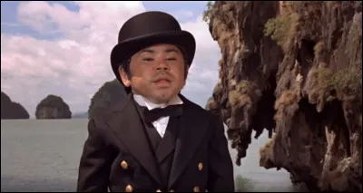 Qui est James Bond dans le long-métrage "L'Homme au pistolet d'or" ?