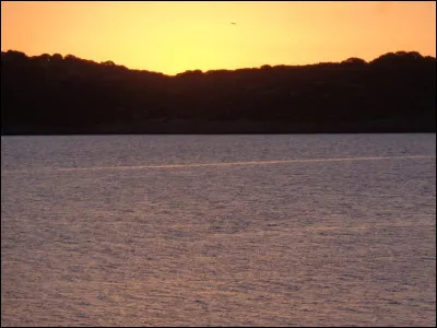Lors de quelle classique cycliste, surnommée "la Doyenne", les coureurs doivent-ils franchir la côte de la Haute-Levée ?