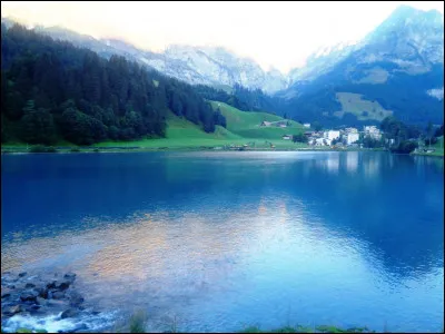 Restons en musique, mais passons aux années 80. Dans un tube sorti en 1986, à qui Julie Pietri ordonne-t-elle de se lever ?