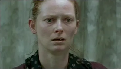Dans quel film Tilda Swinton est-elle une m&egrave;re dont la fille est abus&eacute;e sexuellement ?