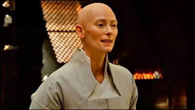 Dans quel film Tilda Swinton est-elle la professeure d'un futur super-h&eacute;ros ?