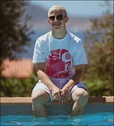 De quel youtubeur est-il très proche ?